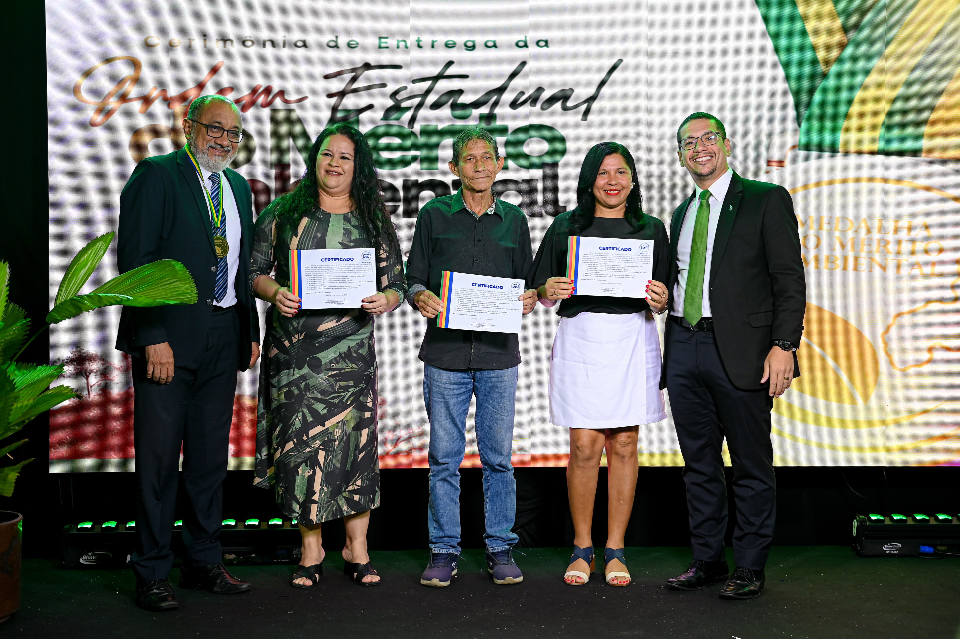 Servidores recebendo seus certificados de conclusão de curso.