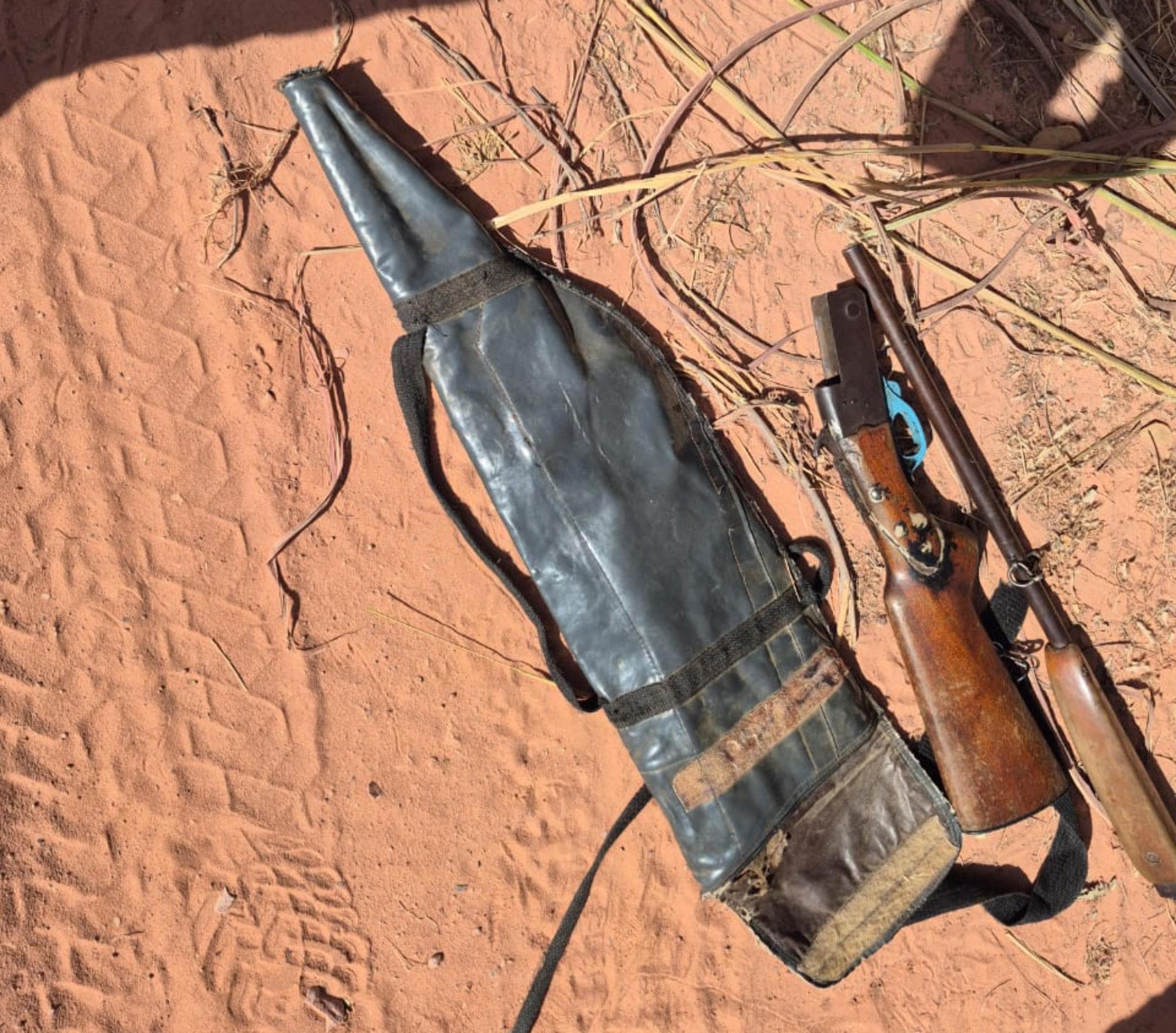 Na ação, foram apreendidas uma espingarda calibre 32 e duas “caças” já abatidas.