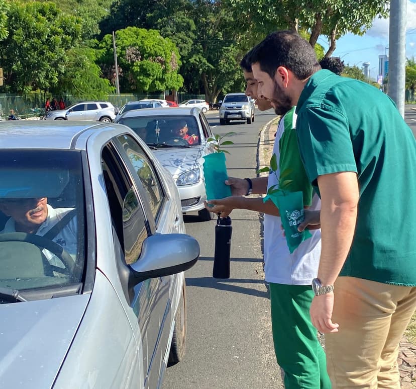 blitz-ecologica-semarh-distribui-mudas-em-frente-ao-centro-educacional-ambiental-em-teresina