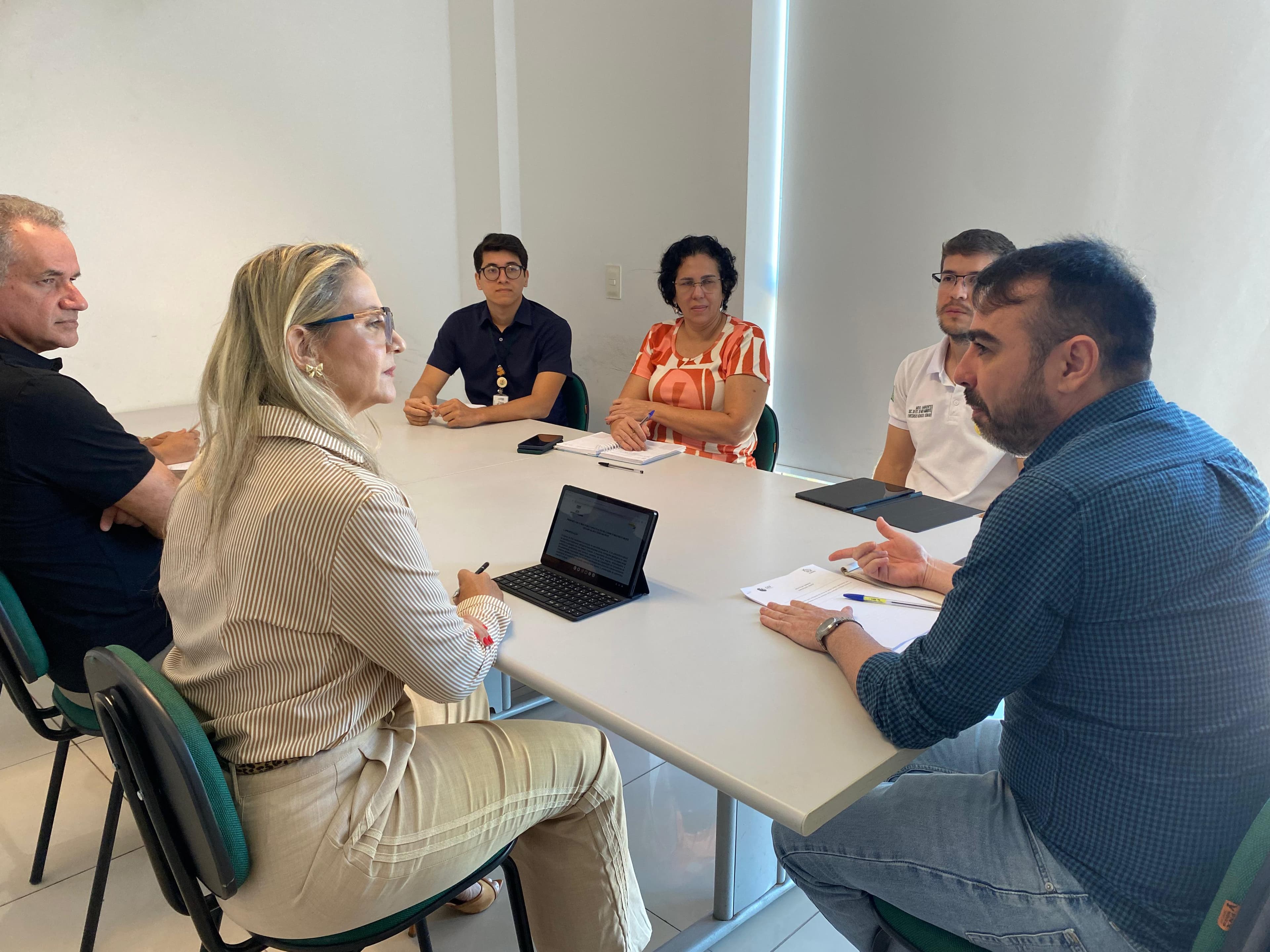 Reunião de alinhamento com a Empresa Júnior da UESPI sobre um curso de condutor de visitantes que será realizado no Parque Estadual do Cânion do Rio Poti.