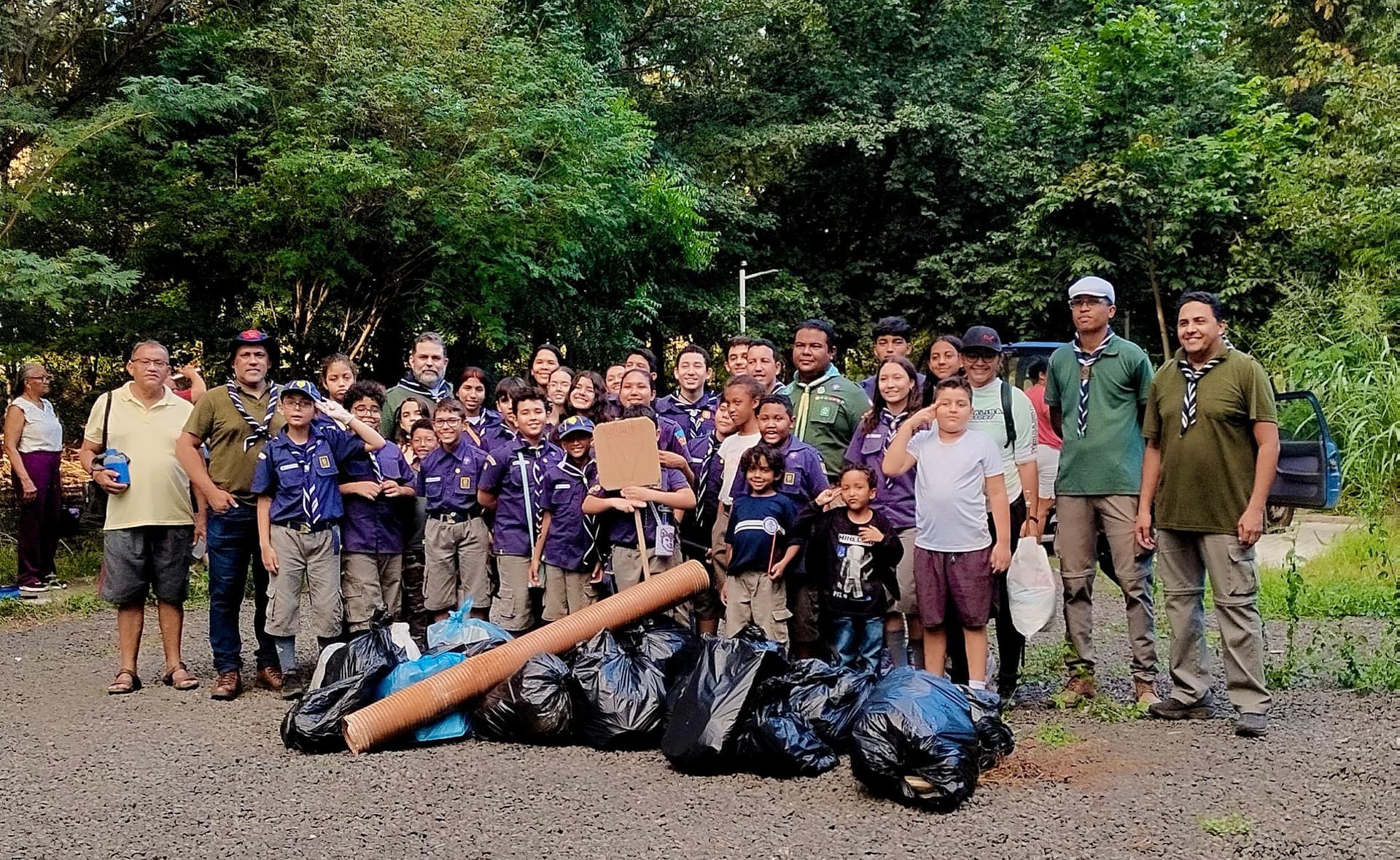 Escoteiros realizam passeio educativo e recolhem lixo na Floresta Fóssil, em Teresina