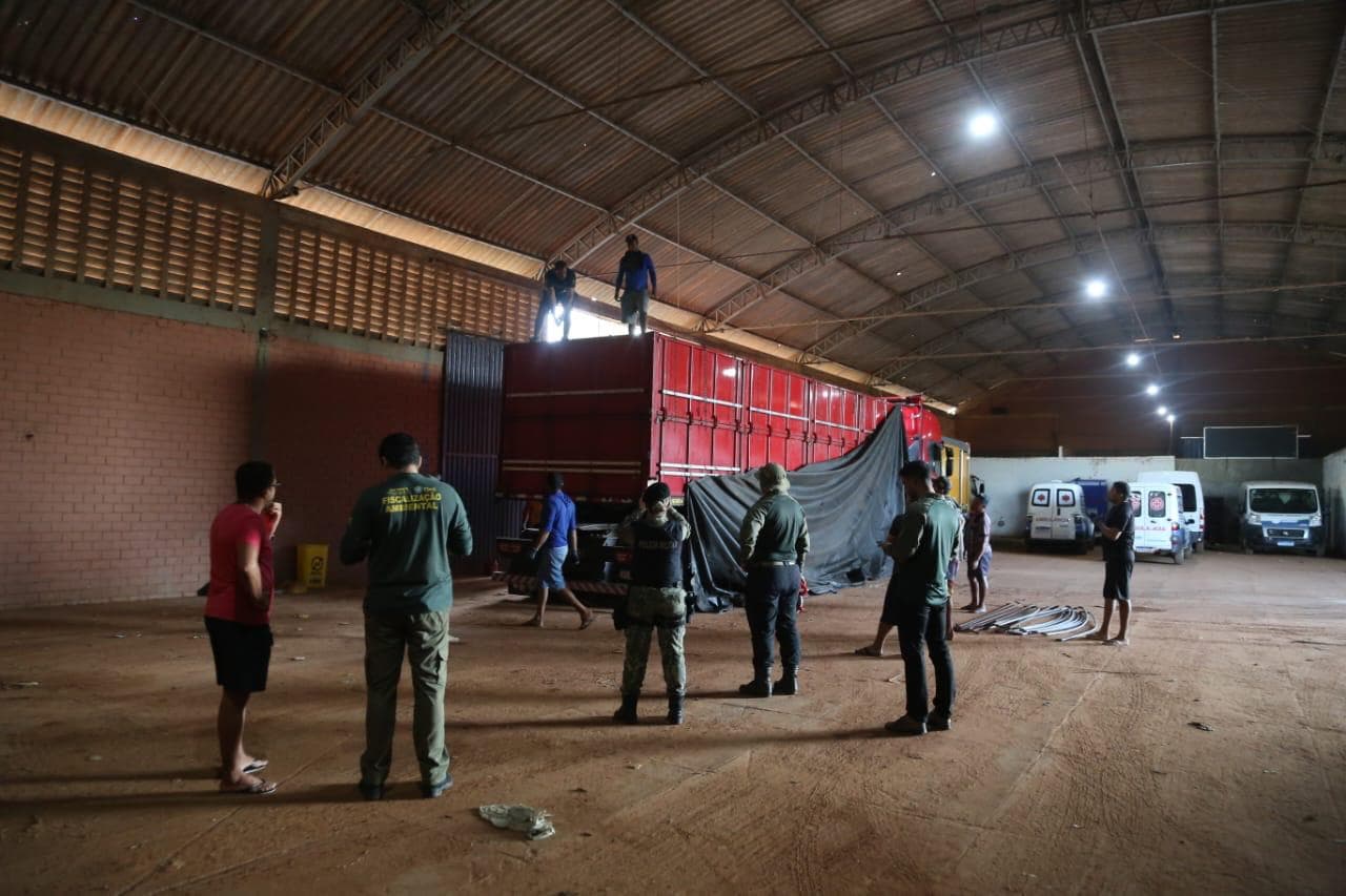 A madeira apreendida será destinada conforme a legislação vigente, possivelmente para doação.