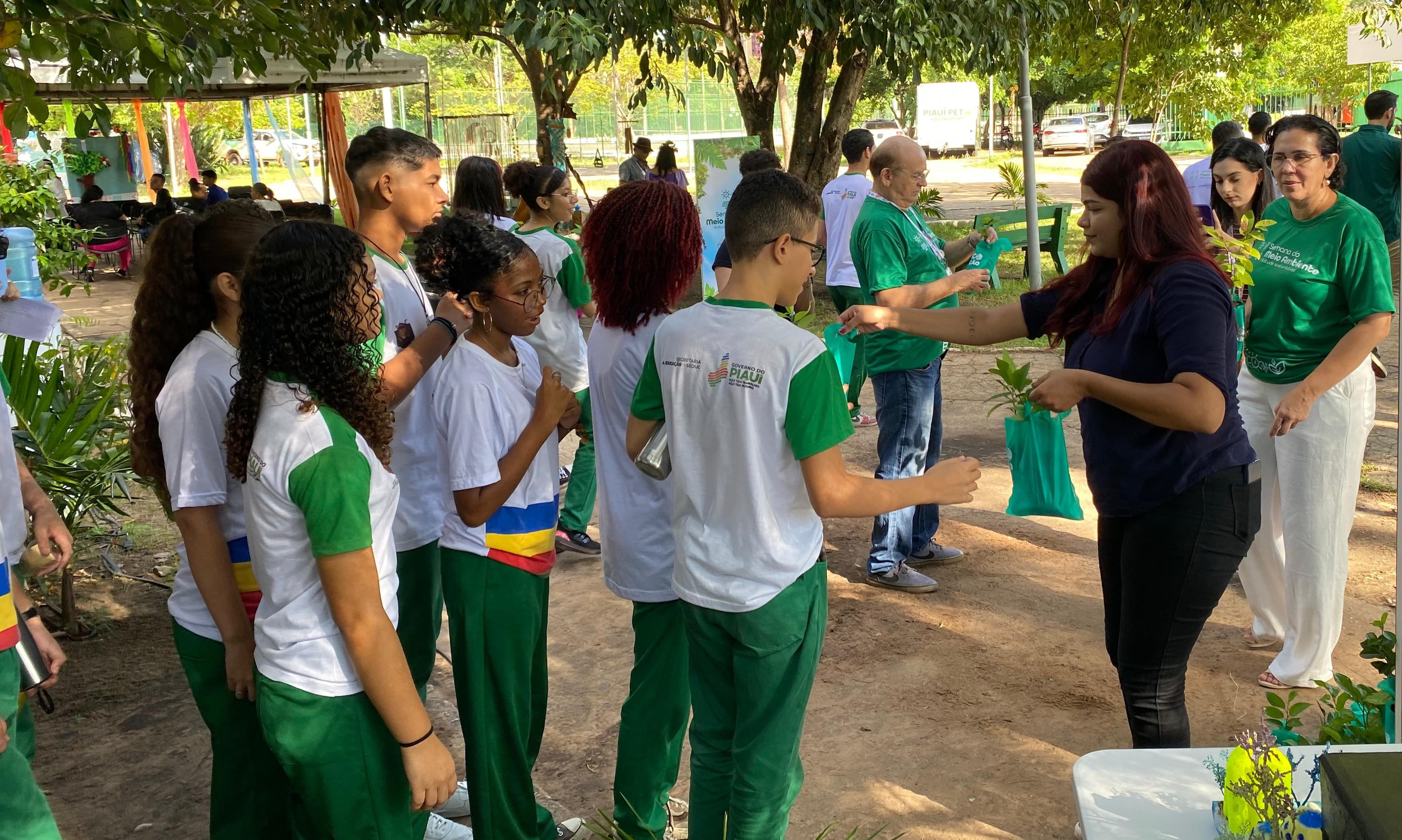 Blitz Ecológica: Semarh distribui mudas em frente ao Centro Educacional Ambiental em Teresina