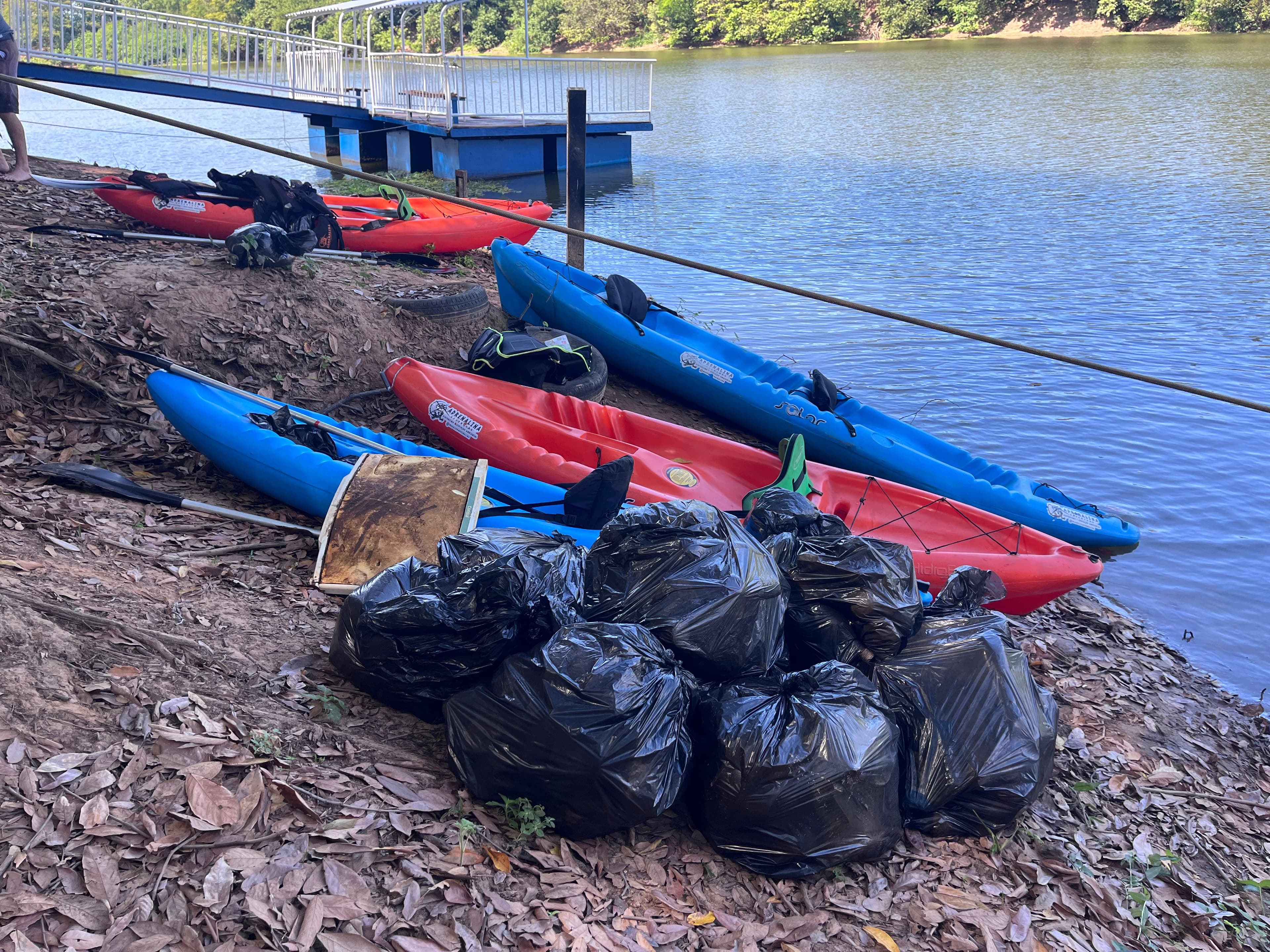 Mutirão retira quase duas toneladas de lixo das margens do Rio Poti em Teresina.