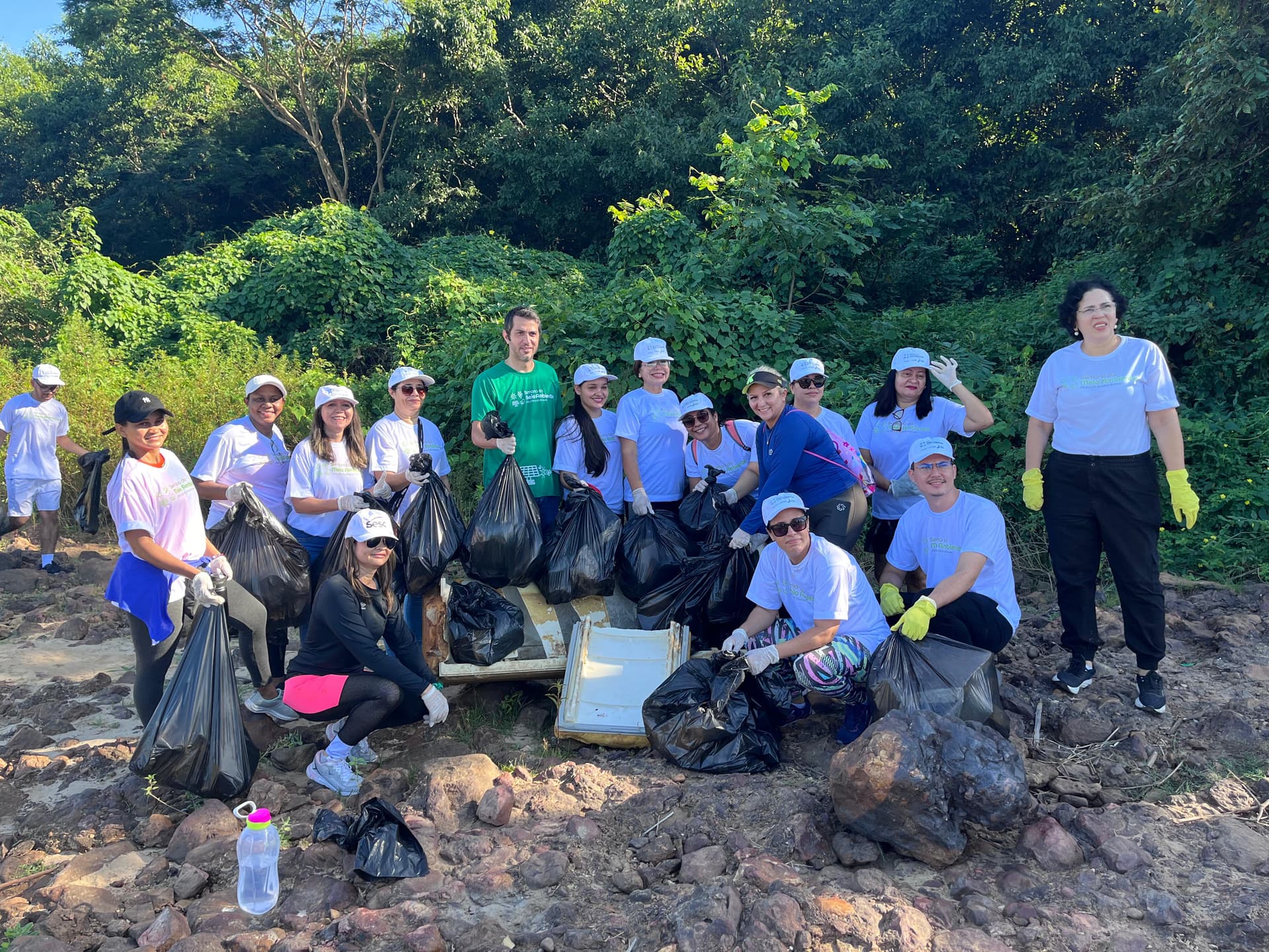 Mutirão retira quase duas toneladas de lixo das margens do Rio Poti em Teresina