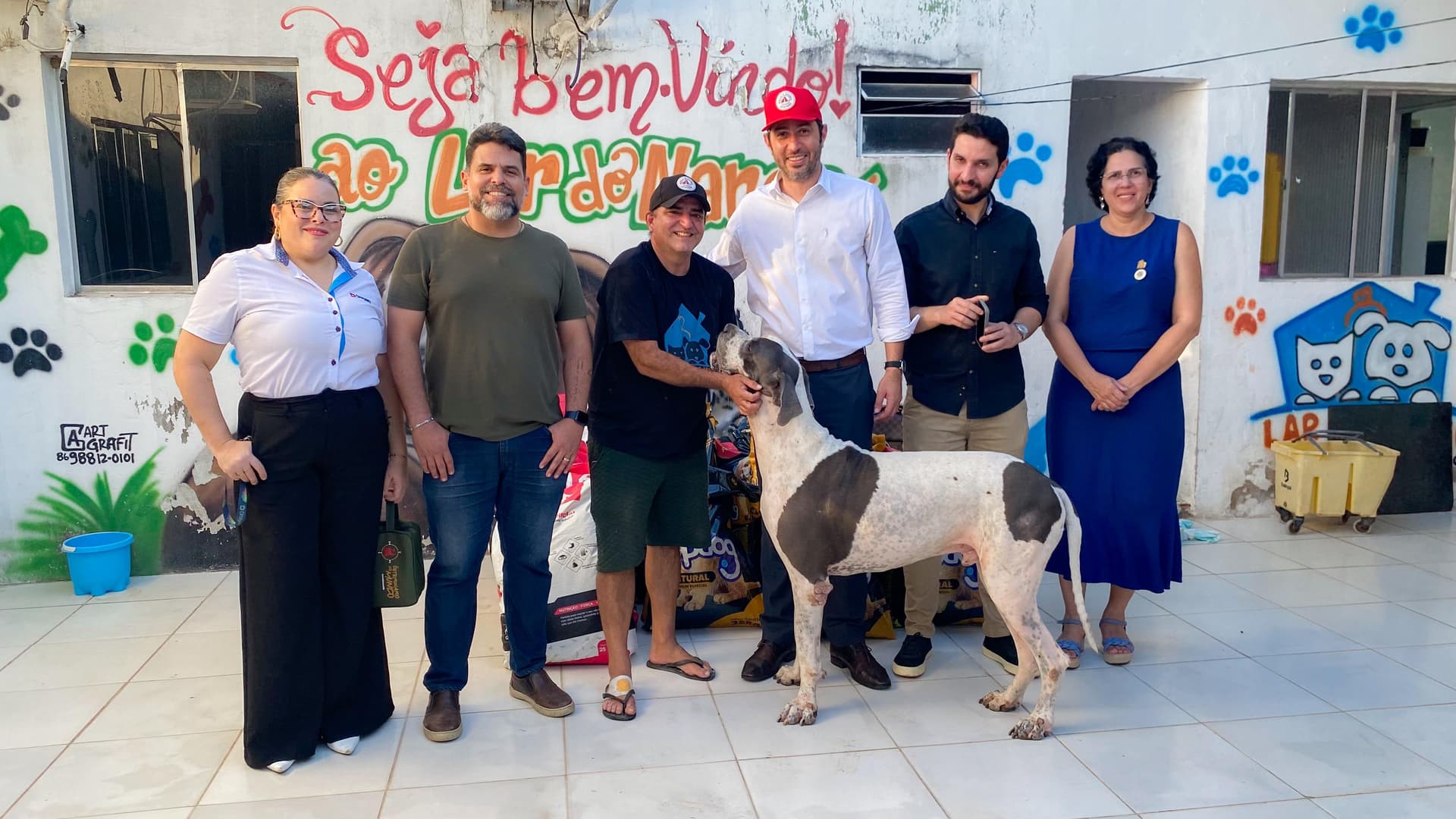 Semarh realiza entrega de meia tonelada de ração e firma compromisso de castrações para o Lar do Nando